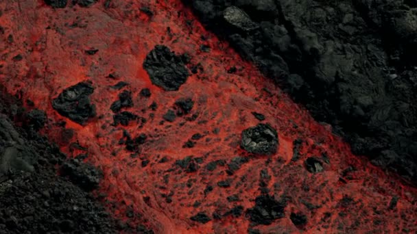 Luftaufnahme glühendes Magma aus der Erdkruste — Stockvideo