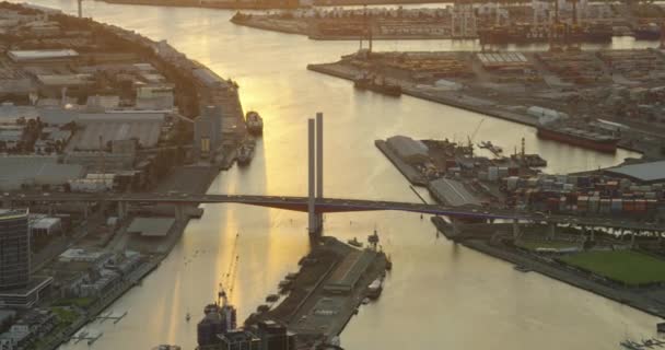 Vehicule aeriene cu vedere la apus de soare care traversează Podul Bolte Melbourne — Videoclip de stoc