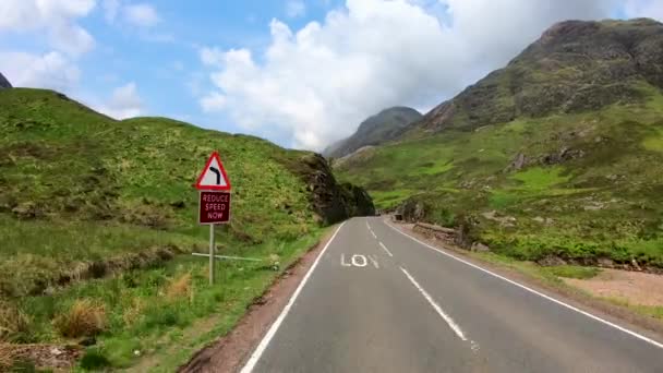 POV conducción escénica Glencoe valle carretera Gran Bretaña — Vídeos de Stock