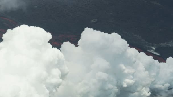 Rio aéreo de lava vulcânica ativa que flui o seaward — Vídeo de Stock