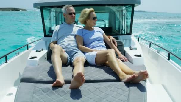 Milující starší americký pár šťastný plachtění jachty Bahamy — Stock video