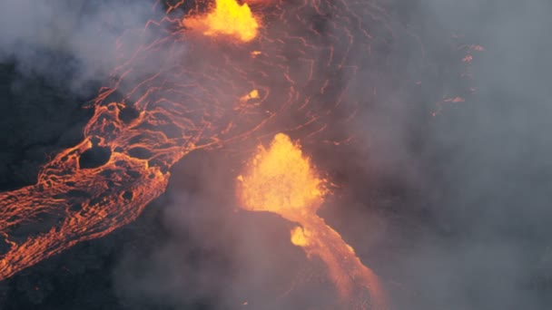 Lufttexturerade landskapssprickor med röd het magma — Stockvideo