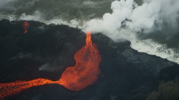 Vue aérienne lave fondue coulant dans l'océan Pacifique — Video