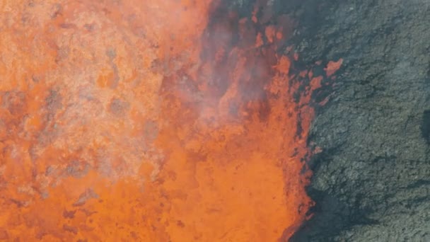 Aktif volkan zehirli sülfür gazlarının havası patlıyor. — Stok video