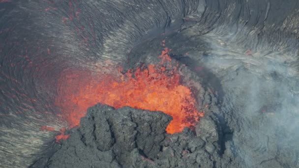 Vista aérea de erupción de roca de lava líquida caliente — Vídeo de stock