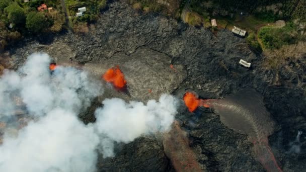 Luchtfoto van vulkanische lava die huizen vernietigt Kilauea — Stockvideo