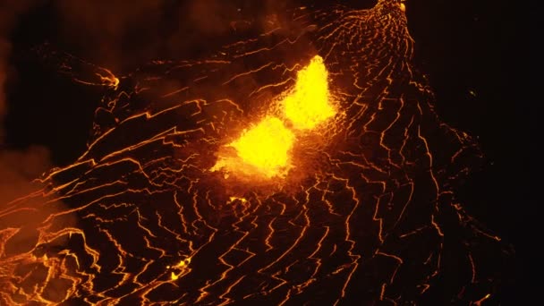 Luchtfoto rood hete lava gieten in de Stille Oceaan — Stockvideo