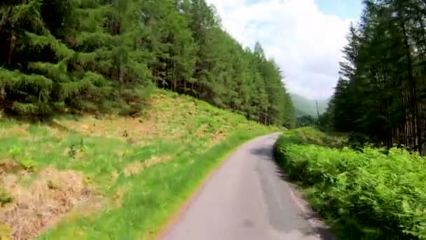 POV condução em Glen Etive paisagem montanhosa escocesa — Vídeo de Stock