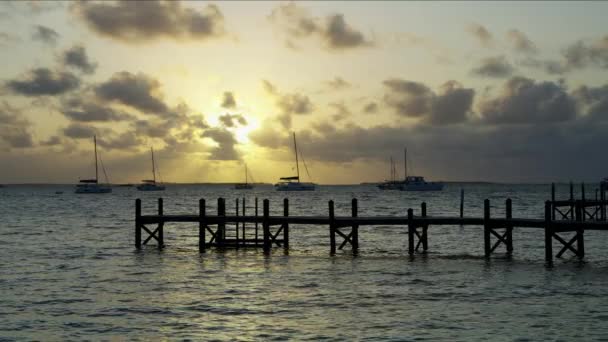 Вид на пристань в океані на світанку Багамські острови — стокове відео