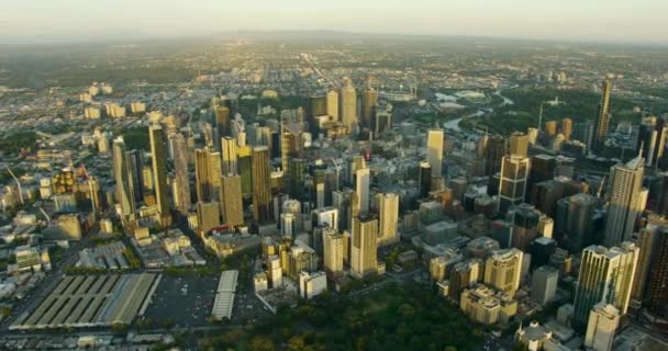 Vista aérea de los rascacielos CBD de Melbourne al atardecer — Vídeo de stock