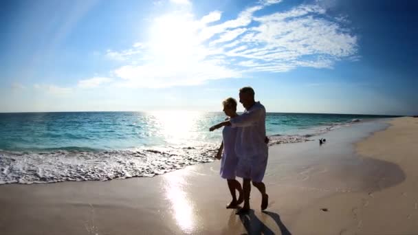 Silhuett av pensionerade par promenader på stranden Bahamas — Stockvideo