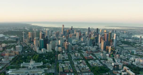 Vista aérea amanecer por la mañana en los rascacielos del CDB de Melbourne — Vídeo de stock