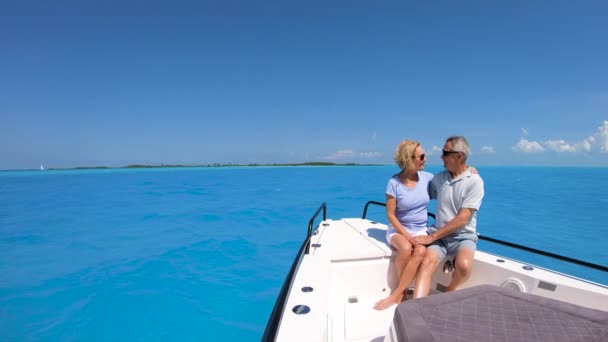 Maduro pareja caucásica en velero disfrutando juntos Bahamas — Vídeos de Stock