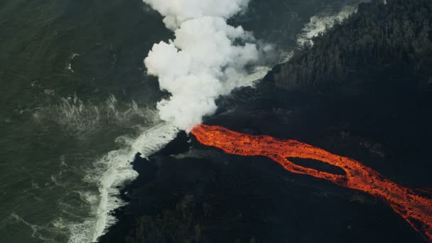 Vista aérea de lava caliente que vierte desde la fisura abierta — Vídeo de stock