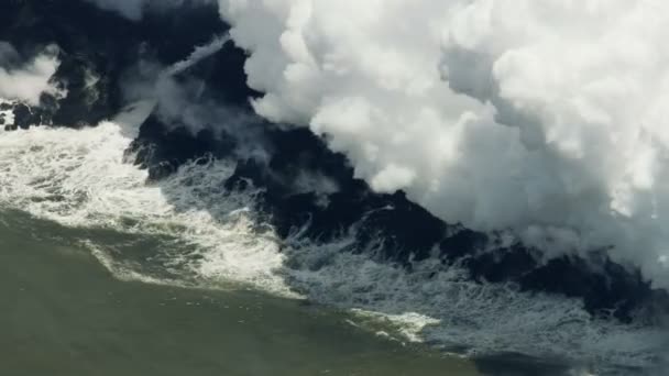 Εναέρια άποψη ζεστό λάβα βράζει αφρώδη ωκεανό Χαβάη — Αρχείο Βίντεο
