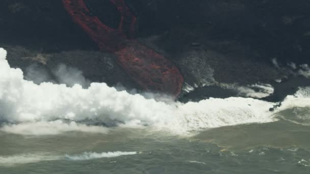 Vista aérea rio de lava vulcânica que flui seaward — Vídeo de Stock