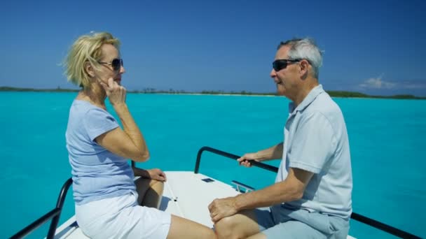 Amantes seniors masculinos y femeninos en velero Bahamas — Vídeos de Stock