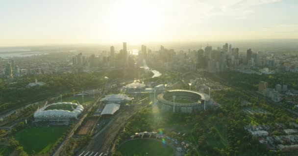 Fra luften solnedgang udsigt Yarra Park Melbourne byens skyline – Stock-video