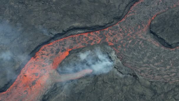 Letecký pohled na sopečné červené horké magma tekoucí — Stock video