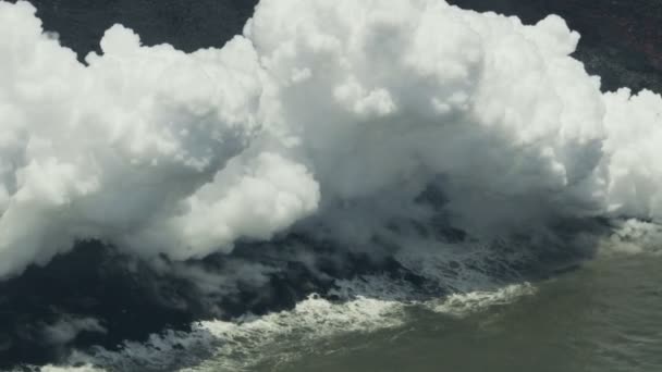 Vista aérea río de lava volcánica fluyendo mar — Vídeos de Stock