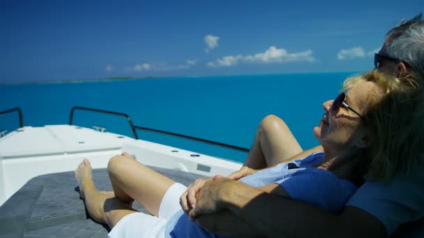 Gammal make hustru seglar båt Karibien pensionering rekreation — Stockvideo