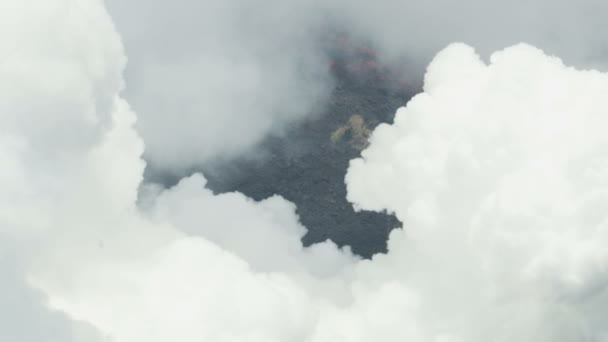 Rio aéreo de lava vulcânica ativa que flui o seaward — Vídeo de Stock