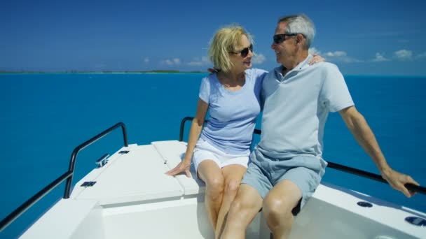 Kochający starszy amerykański para żeglarstwo luksusowy jacht Bahamy — Wideo stockowe