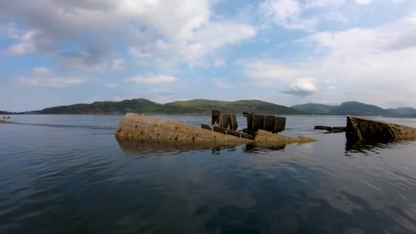 Pohled Vrak Lodi Světové Války Obci Kyle Lochalsh Ležící Povrchu — Stock video