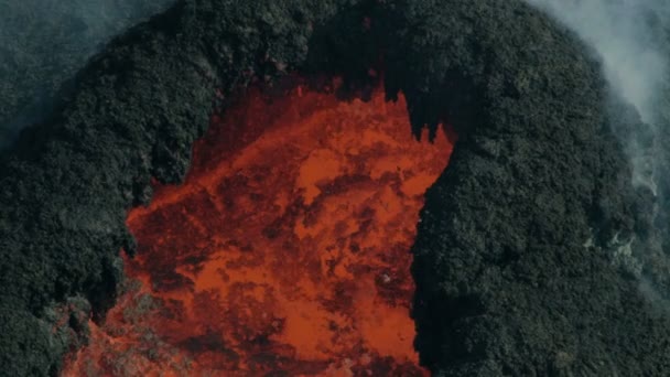 Vista aerea rosso caldo lava fusa eruzione vulcano — Video Stock