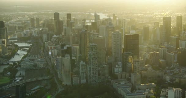 Vista aérea do pôr do sol Yarra River Melbourne arranha-céus CBD — Vídeo de Stock