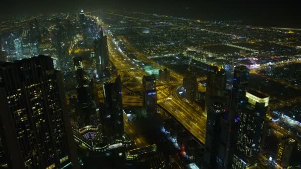 Aerial Sheikh Zayed road night oświetlone drapacze chmur Dubaj — Wideo stockowe