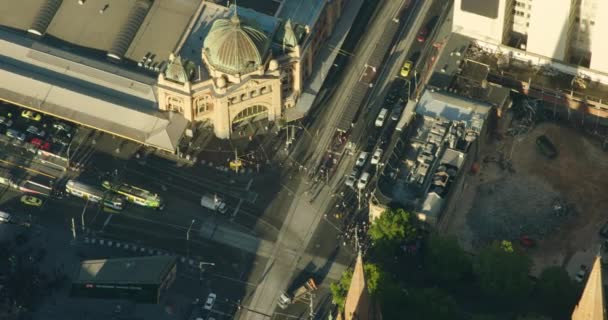 Letecký východ slunce pohled Flinders Street Station vstup Melbourne — Stock video