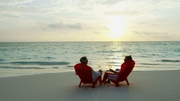 Gesunde Senioren kaukasischen Paar im Freien zusammen tropischen Bahamas — Stockvideo