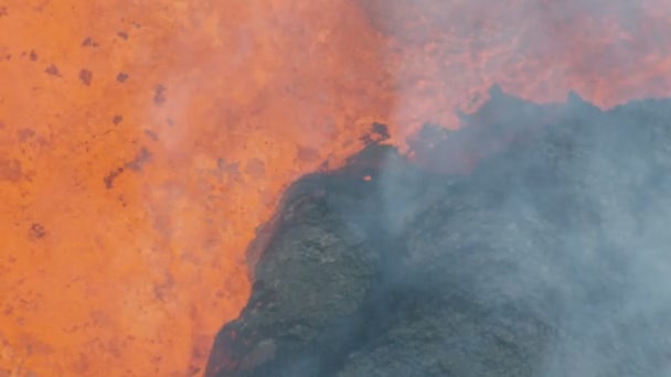 Luchtfoto van de actieve vulkaan die giftige gassen uitbarst — Stockvideo