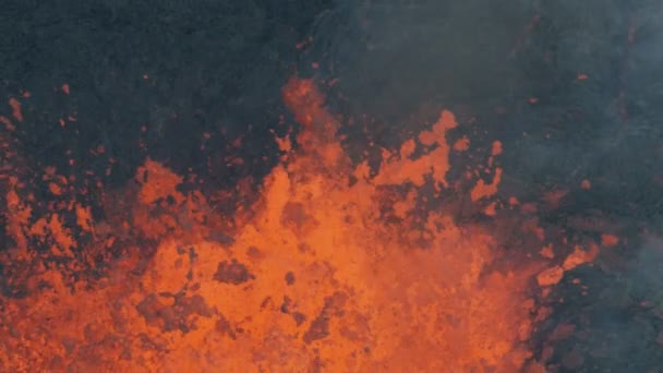 Vista aérea del poderoso volcán rojo magma caliente — Vídeos de Stock