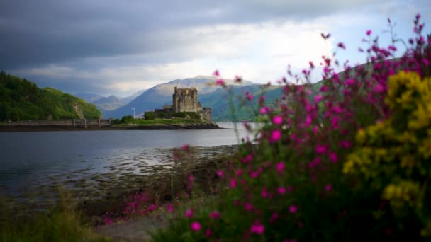 Widok Eilean Donan 13 wieku zamek szkocki Highlands — Wideo stockowe