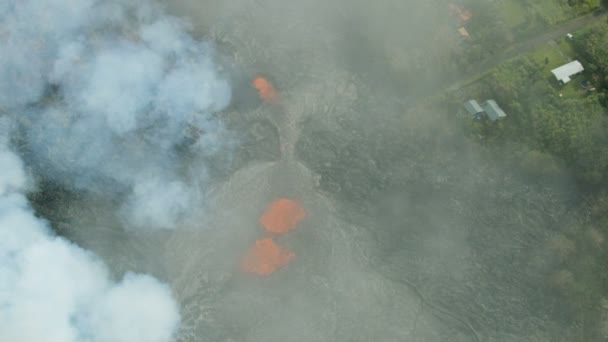 Вулканическая магма, разрушающая ландшафт Гавайев Килауэя — стоковое видео