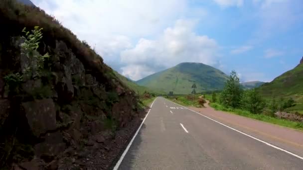 POV, Glencoe İskoçya 'nın Üç Kız Kardeşi A82 kullanıyor. — Stok video