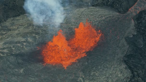 Вид з повітря фонтани природної червоної гарячої лави — стокове відео