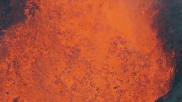 Widok z lotu ptaka czerwona gorąca magma z skorupy ziemskiej — Wideo stockowe