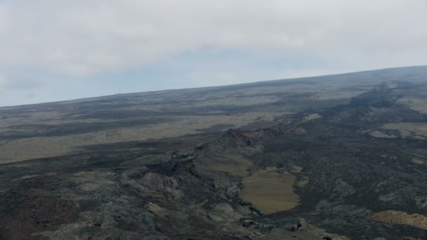 Luchtfoto lavastroom uit de nabijgelegen vulkaan Mauna Kea — Stockvideo