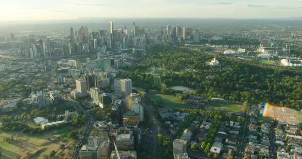 Luchtfoto zonsondergang uitzicht Domein Parklands Melbourne stad skyline — Stockvideo