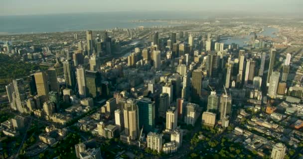 Luchtfoto skyline uitzicht Melbourne CBD wolkenkrabbers bij zonsopgang — Stockvideo