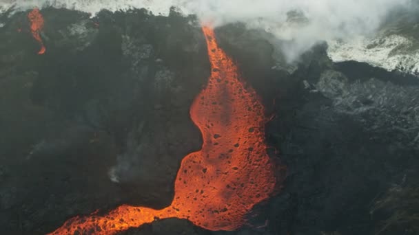 Vue aérienne magma chaud rouge vapeur d'océan montant — Video