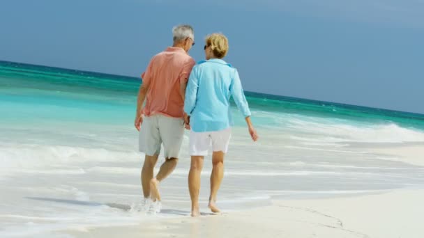 Nyugdíjas kaukázusi pár séta tengerparti nyaralás Bahama-szigetek — Stock videók