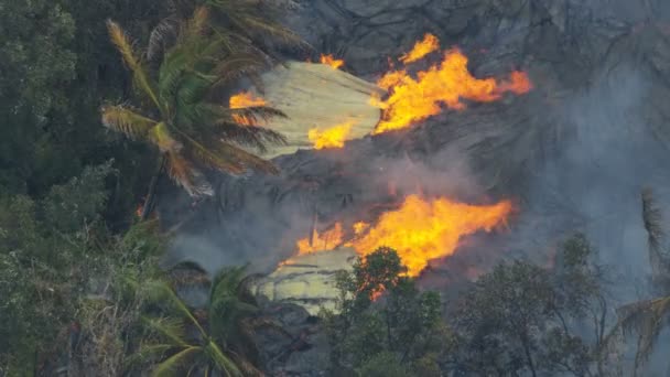 Ar de magma vulcânico destruindo propriedade Kilauea Hawaii — Vídeo de Stock