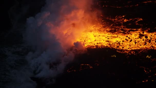 Вид с воздуха красная горячая лава льется в Тихий океан — стоковое видео