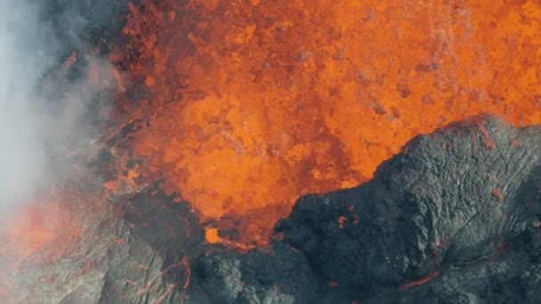 Vista aérea roca de lava caliente solidificándose en el aterrizaje — Vídeos de Stock