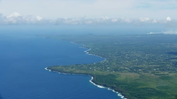 Luchtfoto Big Island rook uit open scheur — Stockvideo