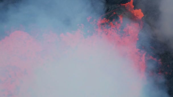 화산 활동중인, 공중에서 뜨겁게 끓이는 마그마 유독성 가스 — 비디오